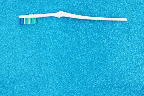 Brosse à dents sur fond bleu paillettes — Photo