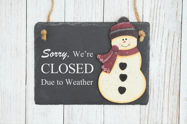 Lo siento, estamos cerrados debido a la señal meteorológica en una pizarra colgante w —  Fotos de Stock