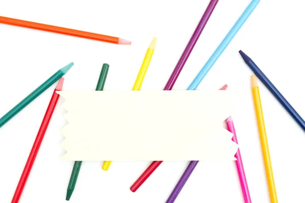Lápis aquarela coloridos com sinal de madeira isolado sobre branco — Fotografia de Stock