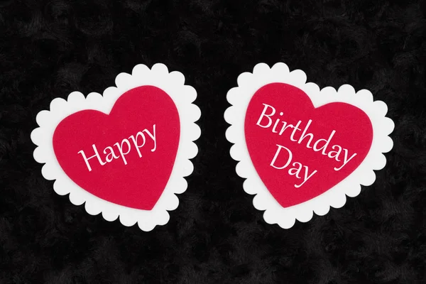 Glückwunsch zum Geburtstag mit weißen und roten Herzen auf schwarz — Stockfoto