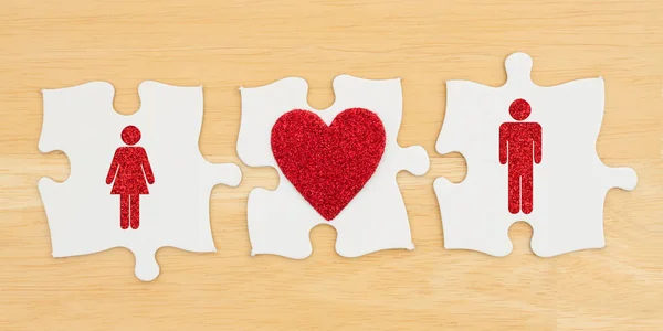 Romantik verstehen, drei Puzzleteile mit Herz und Herz — Stockfoto