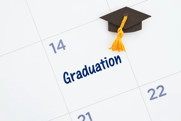 Mensaje del día de graduación con un calendario con un sombrero de graduación —  Fotos de Stock