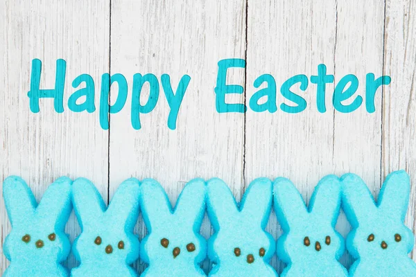 Buona Pasqua con coniglietti di caramelle blu — Foto Stock