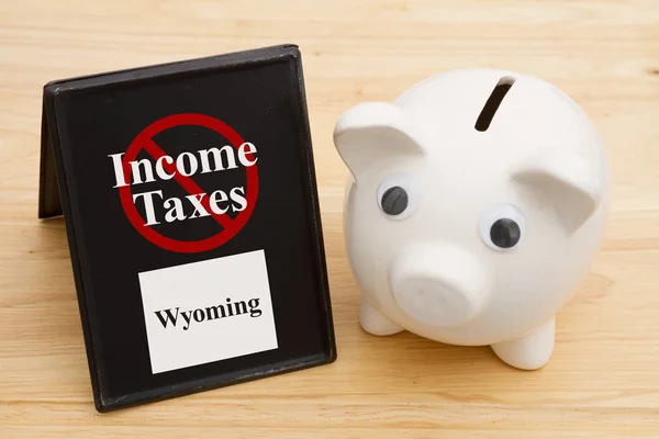 Não há imposto de renda no estado de Wyoming mensagem com um banco porquinho — Fotografia de Stock