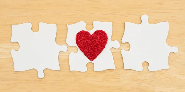 Három üres puzzle darabkái szívvel texturált íróasztal fa Bac — Stock Fotó