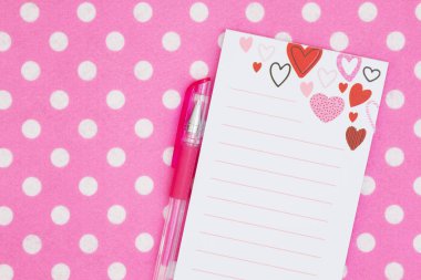 Parlak pembe ve beyaz polka nokta kumaş kalem ile Kalp not defteri