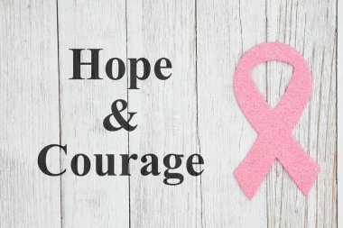 Dokulu yıpranmış pembe kurdele ile Umut ve Cesaret mesajı 