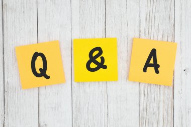 Q&A üç yapışkan notlar badana dokulu ahşap yıpranmış