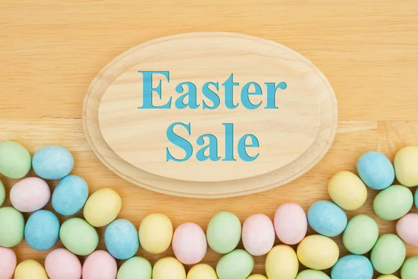 Mensagem de venda de Páscoa com doce ovo de Páscoa — Fotografia de Stock