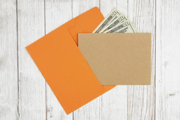 Hnědá prázdná pohlednice s obálkou a penězi na texturované w — Stock fotografie