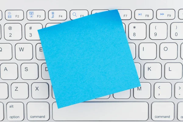 Computer keyword with a sticky note — Stock Photo, Image