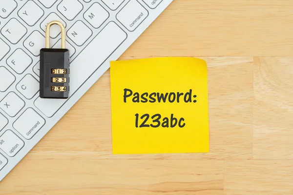 123abc bad password with lock on a keyboard with a sticky note — Stock Photo, Image