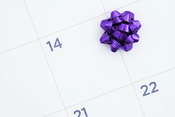 Calendario mensile con un fiocco viola — Foto Stock