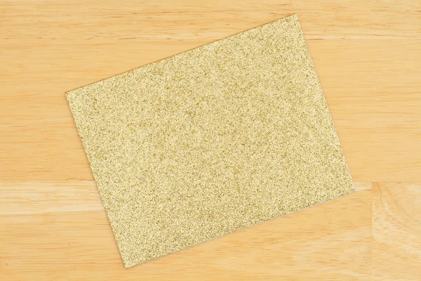 Ouro glitter cartão de saudação em branco no fundo de madeira texturizada — Fotografia de Stock