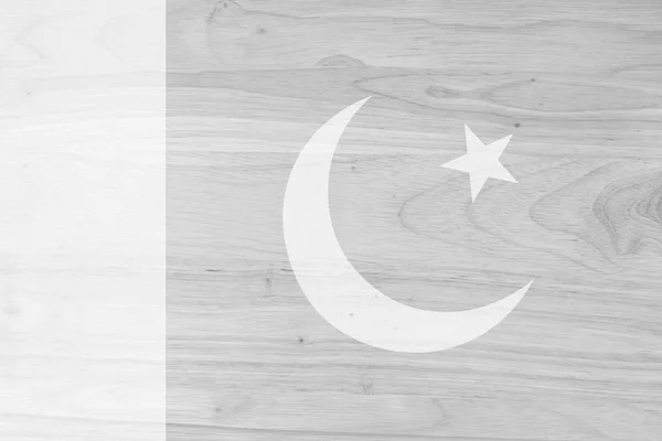 En rustik gammal Pakistan flagga på vittrade Wood — Stockfoto