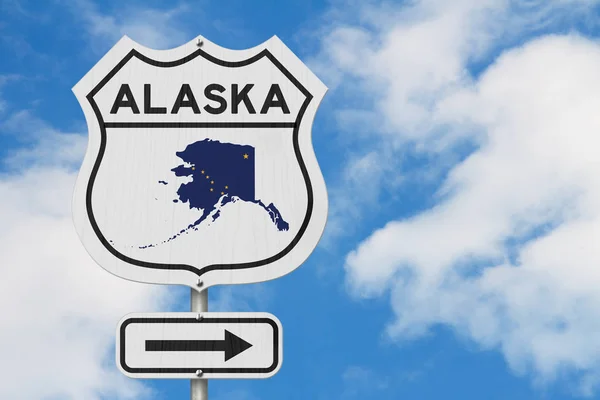 Mapa de Alaska y bandera del estado en una señal de carretera de EE.UU. — Foto de Stock