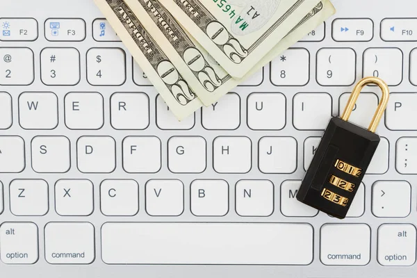 Kombinationslås och pengar på ett tangentbord — Stockfoto
