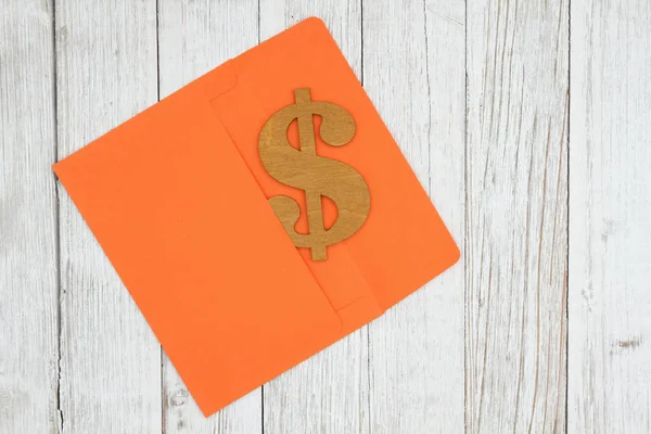 Σύμβολο δολαρίου με πορτοκαλί φάκελο σε διαβρωμένες — Φωτογραφία Αρχείου
