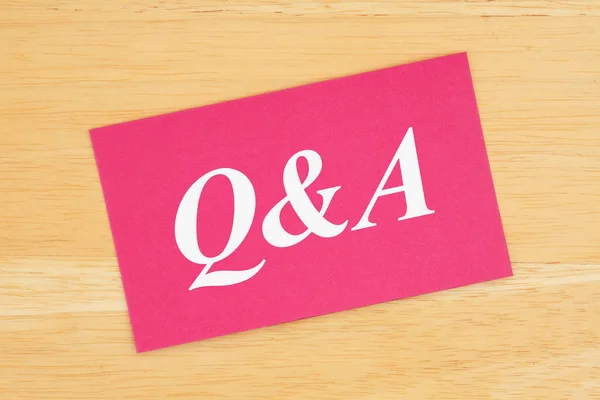 Q&A szöveg rózsaszín kártyán — Stock Fotó