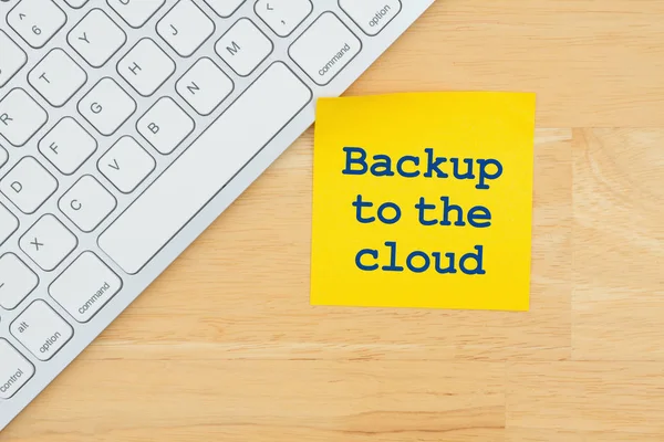 Backup sul cloud su una nota appiccicosa con una tastiera — Foto Stock