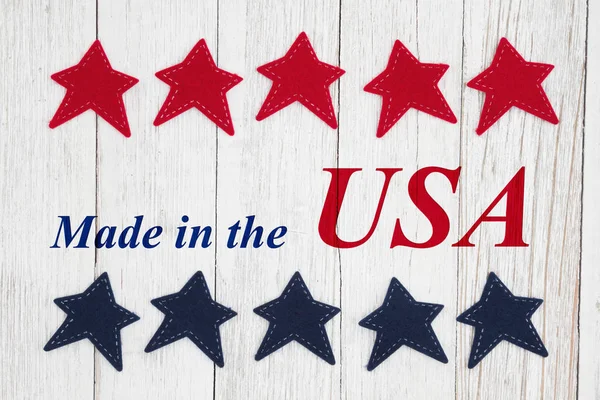 Hecho en los EE.UU. texto con estrellas rojas y azules patrióticas — Foto de Stock