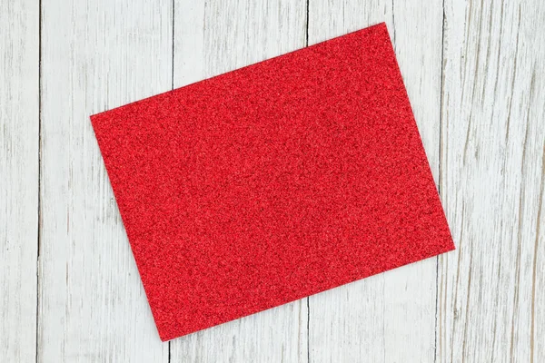 Vermelho glitter cartão de saudação em branco sobre weathered cal texturizado — Fotografia de Stock