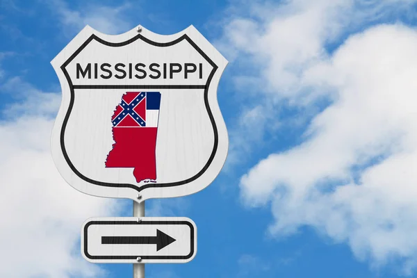 Mississippi kaart en staat vlag op een USA Highway Road teken — Stockfoto