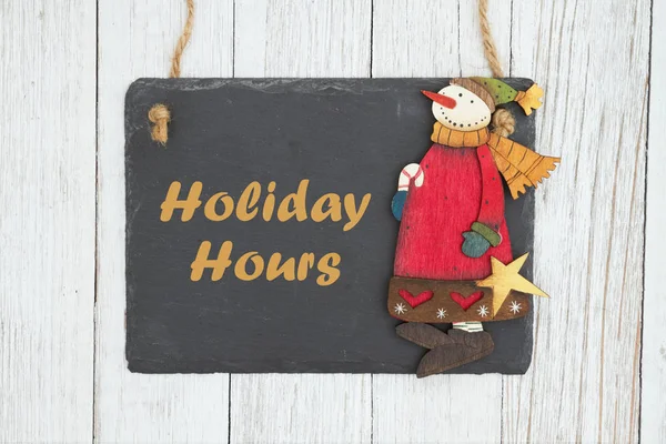 Vakantie uren tekst met krijtbord met een sneeuwpop — Stockfoto