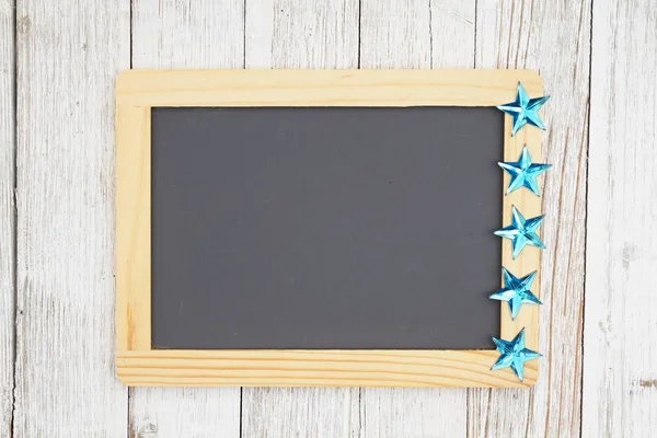 Chalkboard em branco com estrelas azuis na textura de cal resistida — Fotografia de Stock