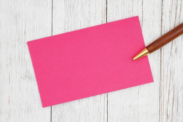 Tarjeta de felicitación en blanco rosa con bolígrafo sobre textura blanqueada envejecida — Foto de Stock