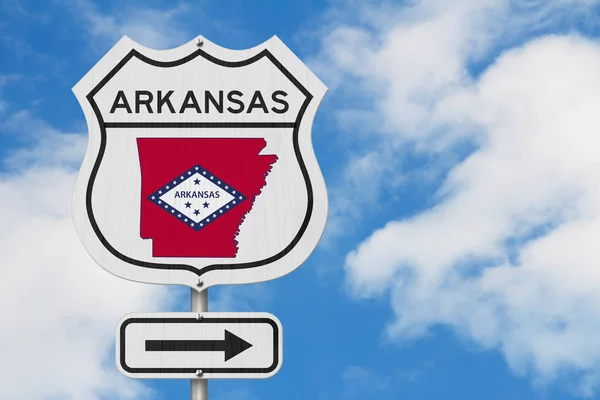 Arkansas Karte und Staatsflagge auf einem US-Autobahnschild — Stockfoto