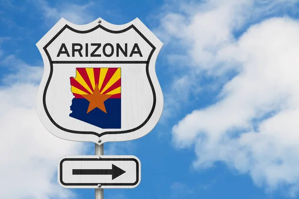 Arizona map a vlajka státu na dálniční silniční cedce — Stock fotografie