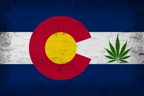 Флаг штата Колорадо с листьями конопли — стоковое фото