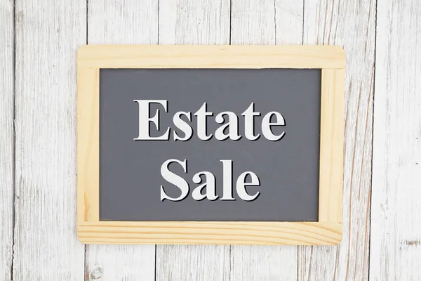 Estate försäljning retro svarta tavlan tecken — Stockfoto