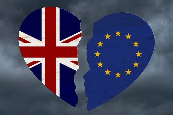 Σημαίες της Βρετανίας και της ΕΕ σε ραγισμένη καρδιά — Φωτογραφία Αρχείου