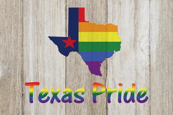 Eine rustikale alte texas pride flagge mit staatskarte auf verwittertem holz — Stockfoto