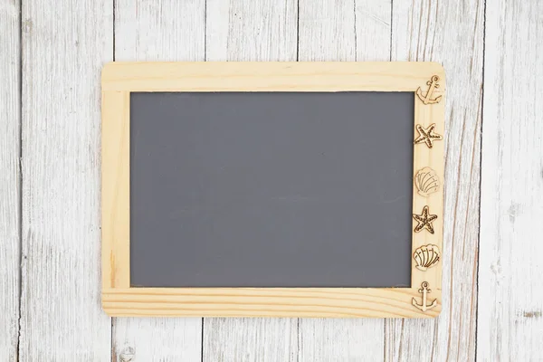 Chalkboard em branco com objetos náuticos em weathered whitewash te — Fotografia de Stock
