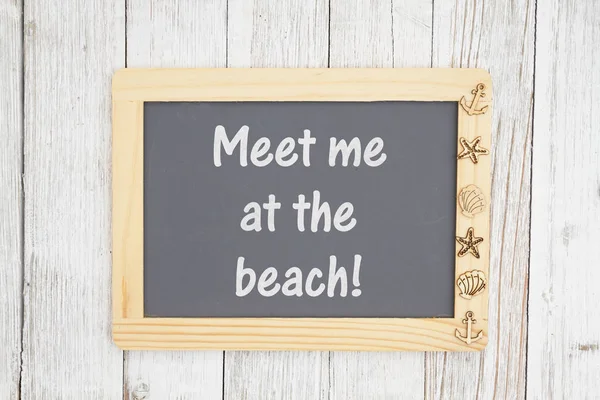 Treffen Sie mich am Strand Text auf einer Tafel mit nautischen Objekten — Stockfoto