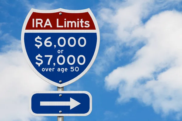 Limites das contribuições do IRA da aposentadoria em uma estrada interestadual dos EUA — Fotografia de Stock