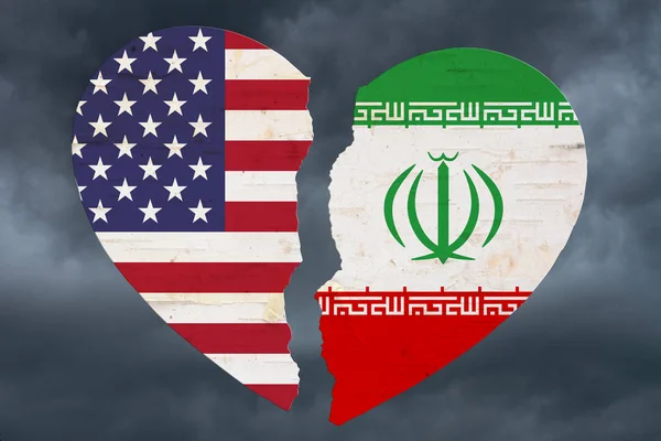 USA och Iran flaggor i ett brustet hjärta — Stockfoto