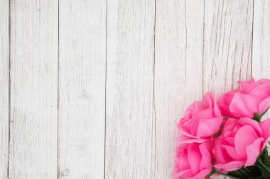 Yıpranmış badana ahşap arka plan üzerinde pembe güller