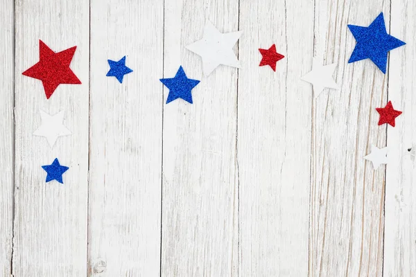 Rode, witte en blauwe sterren op een verweerde whitewash hout backgrou — Stockfoto