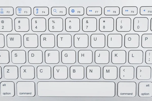 Gros plan d'un clavier d'ordinateur gris clair — Photo