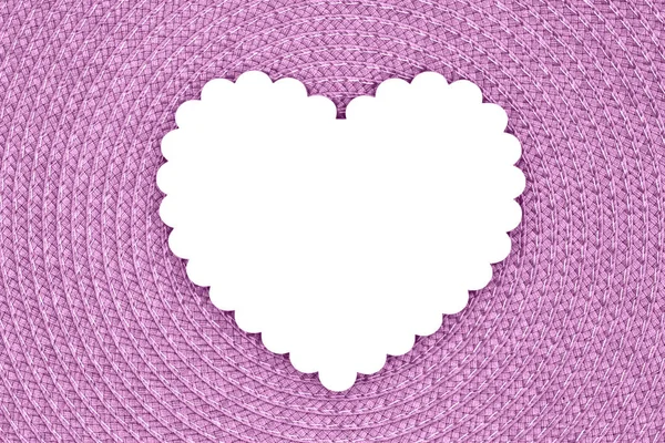 Coração de madeira em branco em um rosa texturizado círculo concêntrico tecido ma — Fotografia de Stock