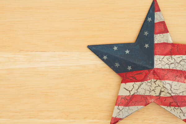Американская патриотическая старая звезда на выветренном фоне из белого дерева
