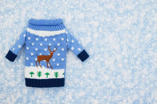 Świąteczny sweter z reniferów i płatków śniegu — Zdjęcie stockowe