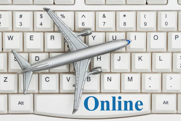 Бронирование авиабилета онлайн на самолете — стоковое фото