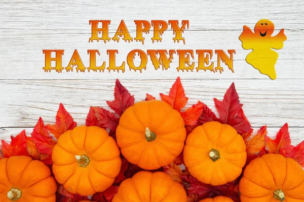 Feliz saudação de Halloween com folhas de outono vermelhas e laranja e um p — Fotografia de Stock