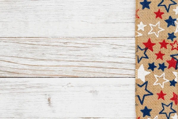 Röd, vit och blå stjärnor på säckväv på en vittrad rentvå Woo — Stockfoto
