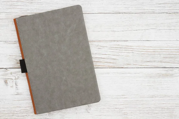 Journal blanc gris sur un fond de bois de blanchisserie altéré — Photo